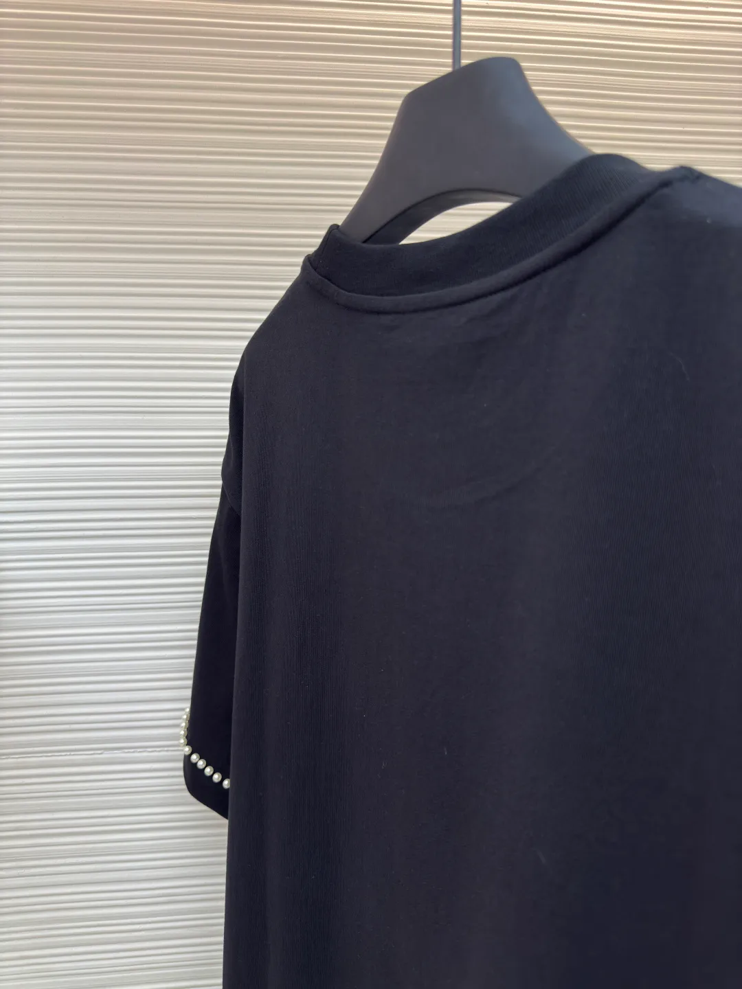 LOUIS VUITTON pearl line embroidered T-shirt ●Authentic product: purchased and developed for 12700 ●Item number: 1680107-A45 ●Fabric: cotton plain fabric ●Technology: dust-free wool production ●Version: fitted version ●Weight: about 310 grams ●Size: XS-S-M-L ●Description: The fabric is made of 32s double-ply cotton plain weave. The hairiness of the cloth surface is treated with dust-free wool processing. The finished fabric is passed through a mercerizing machine to increase the gloss of the fabric. It is equipped with a 26s double-yarn horizontal machine to weave 1*1 ribs. The front panel is embroidered with a Tajima embroidery machine imported from Japan. The rayon base film has three-dimensional embroidered letters. , the front and back hem cuffs are manually swept with powder to draw positioning lines, and the cut pieces are laid out according to the lines drawn on the actual sample, and 6-mile pearl beads are used. The special bead making machine refers to the original bead spacing and automatically beads according to the length of the yard. The overall wiring is straight and delicate, the fabric is comfortable and soft, and the color is consistent without color difference. It can be matched with the same style to create a fashionable look and control various occasions. Customized accessories, complete with three standards, same style for men and women!